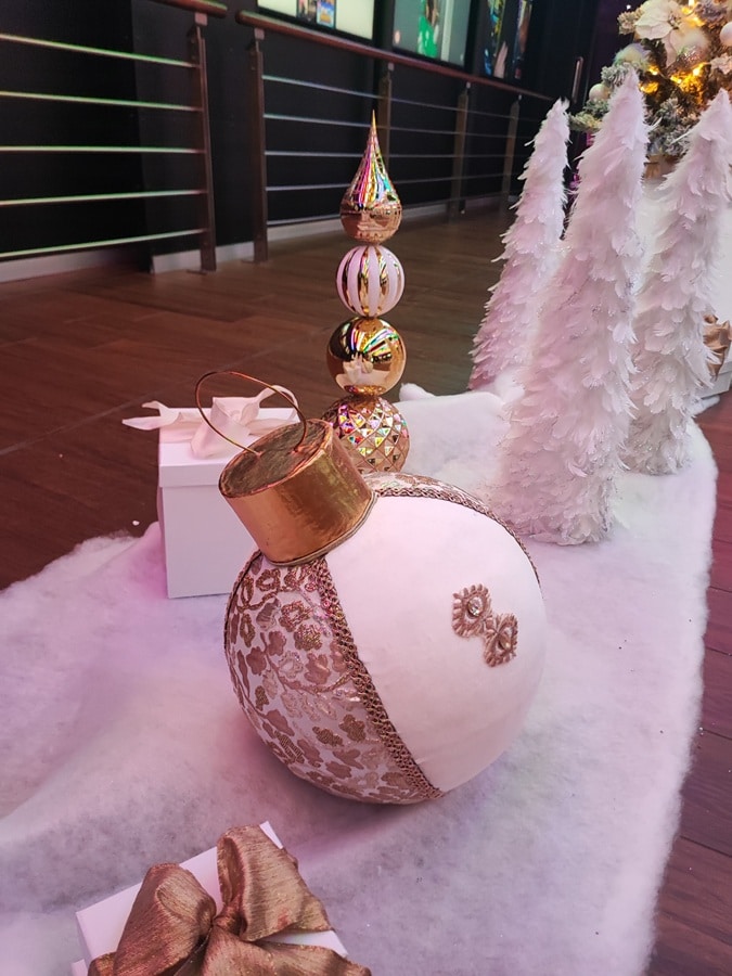 boule ornement velours creme or a poser 39 cm ec events location matériel decoration noel